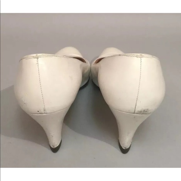 Salvatore Ferragamo Women’s Vintage White Leather Classic Pumps - Picture 4 of 9